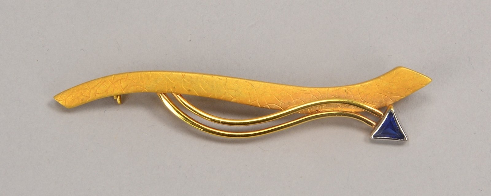 Brosche, 333 GG/WG (gest.), mit einzelnem Saphir; Länge 6 cm, Gew. 4,30 g