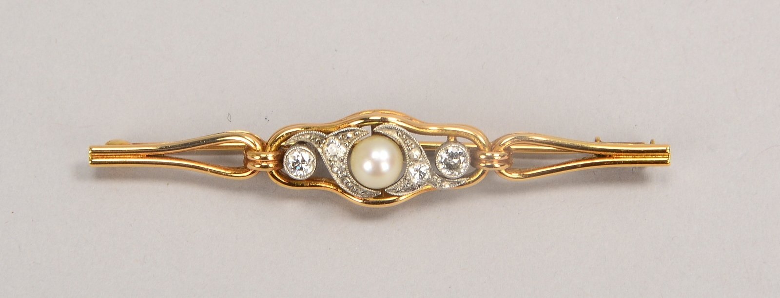 Brosche/Nadel, 585 RG/WG (gest.), mit Diamantbesatz; Länge 6 cm, Gew. 5,80 g