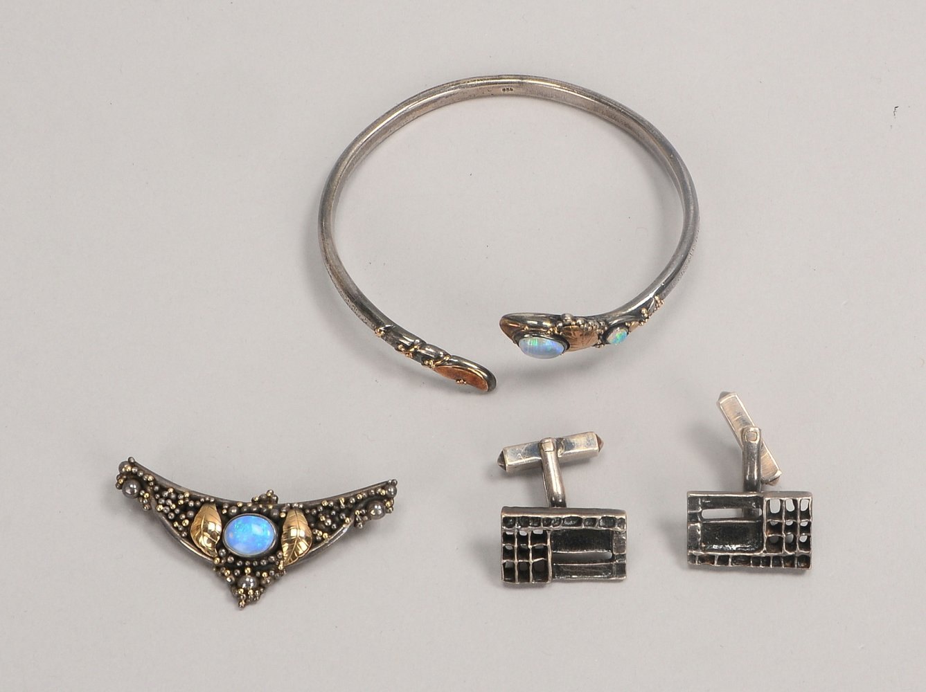 4 Silberschmuck-Teile: Armspange, Brosche und Paar Manschettenkn.; Gew. zus. 51 g