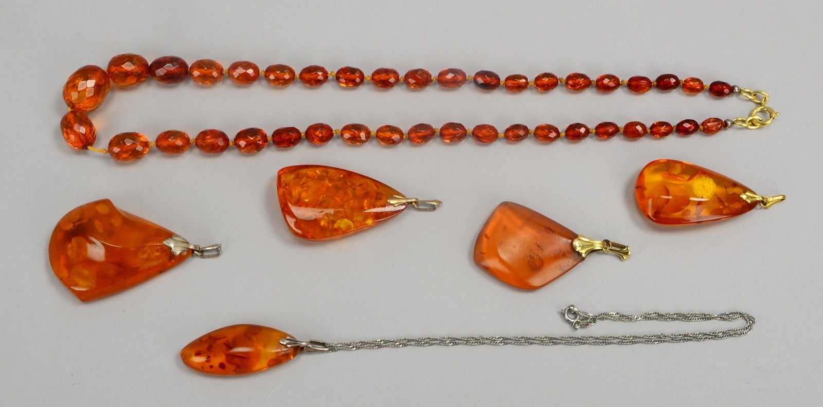 Kl. Bernsteinschmuck-Konvolut: Halskette und 5x Anh./davon 1x an Silberkette