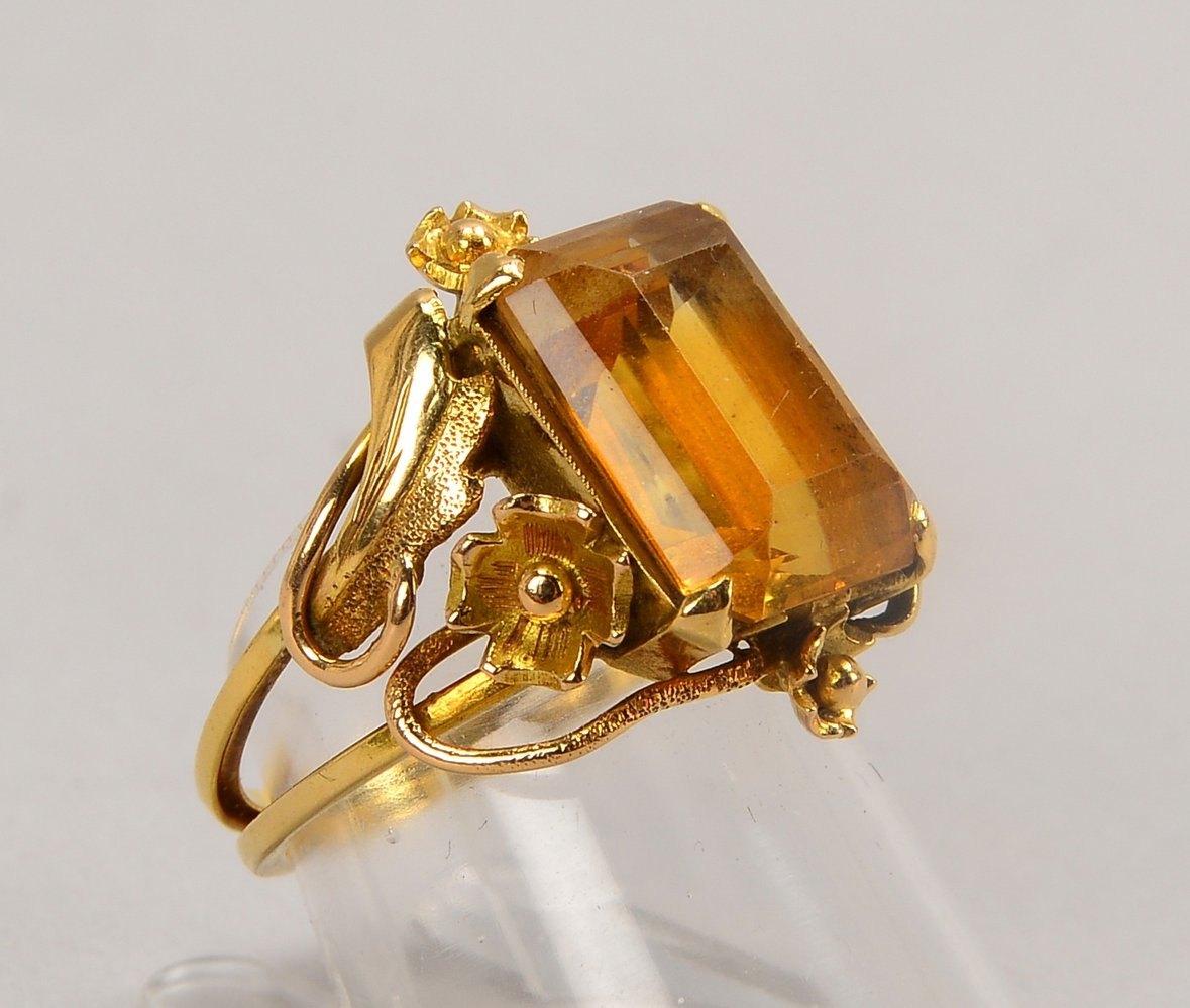 Ring, 585 GG (gest.), mit Citrin im Smaragdschliff; RG 55, Gew. 7,70 g