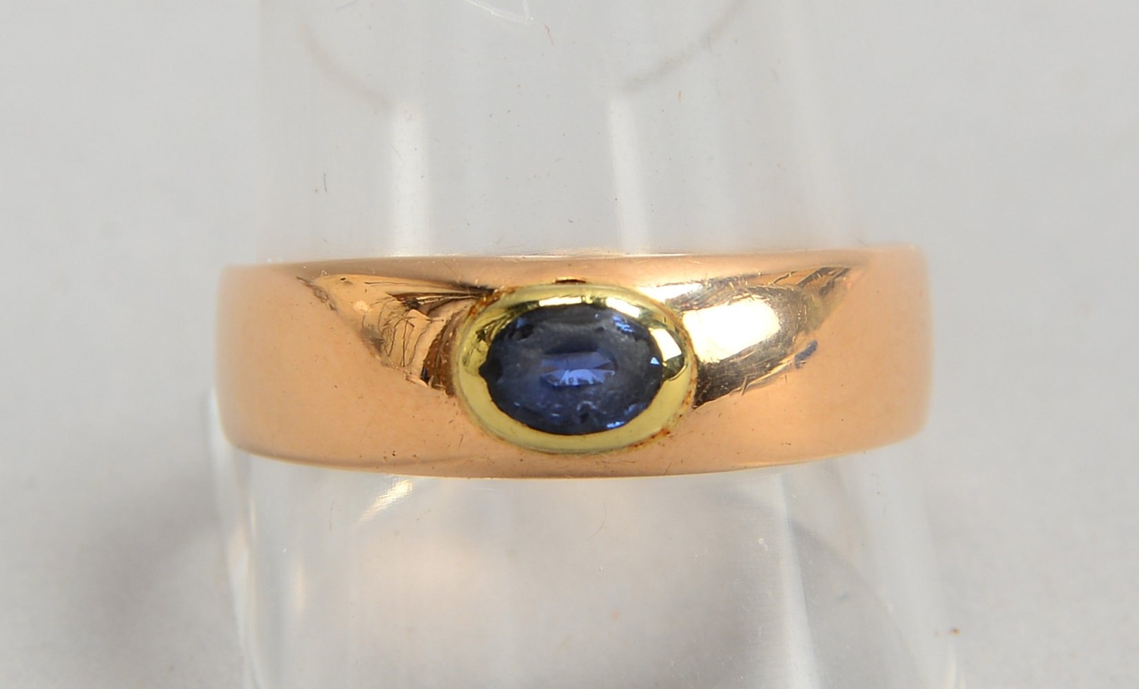 Ring, 585 GG (gepr.), mit einzelnem Saphir; RG 62, Gew.4 g (Stein berieben!)