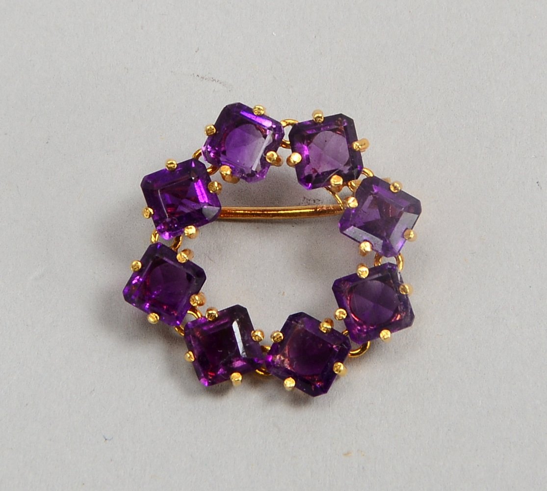 Brosche, 750 RG (gest.), runde Form, mit Amethystbesatz im Carréschliff; Gew. 2,90 g