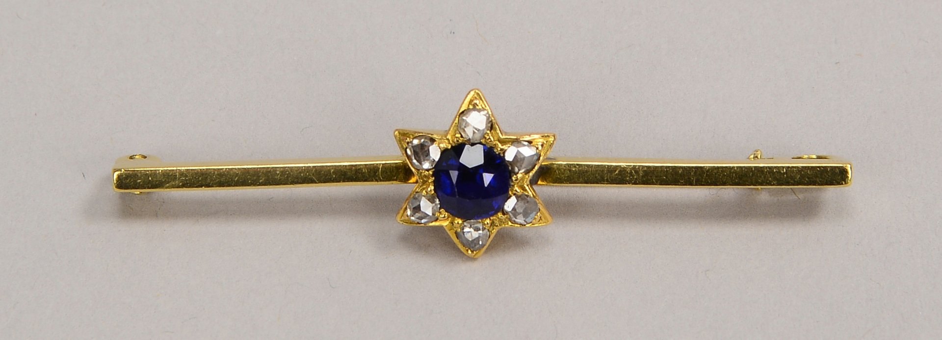 Brosche, 585 GG (gest.), mit einzelnem Saphir und 6x Diamantrosen; Länge 4,5 cm
