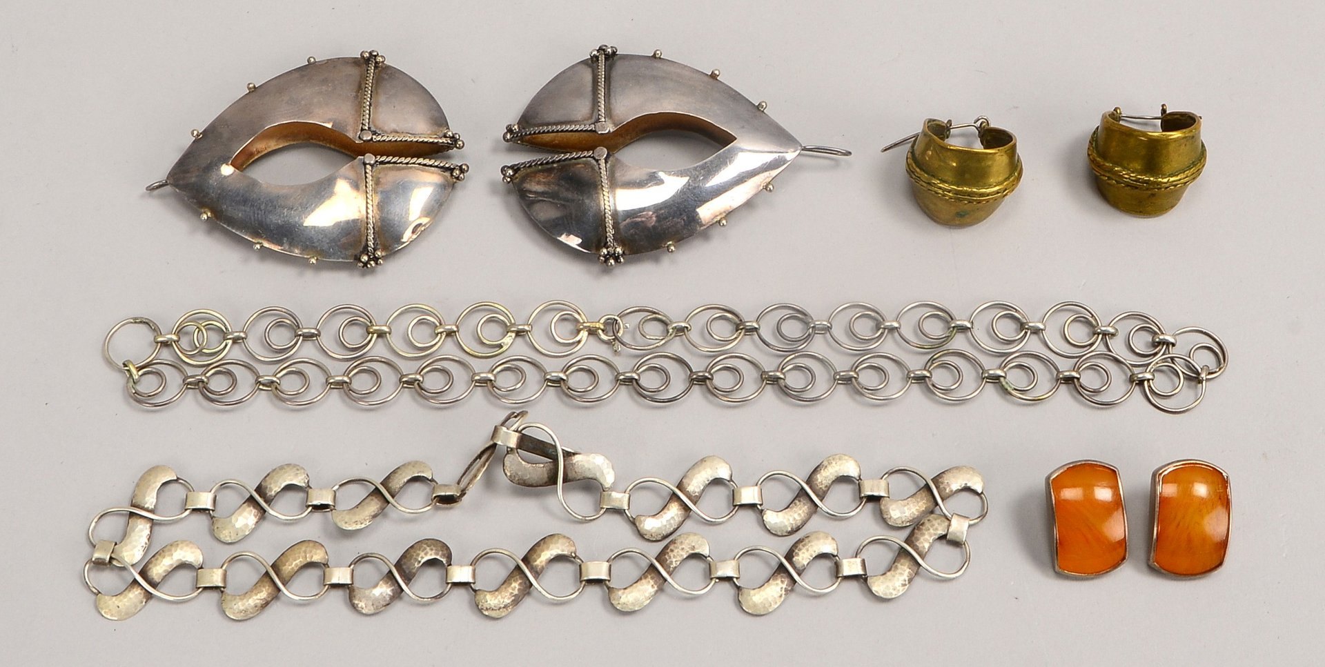 Konvolut Silberschmuck: 2x Halsketten, 2x Paare Ohrschmuck und ein Paar Creolen/Messing