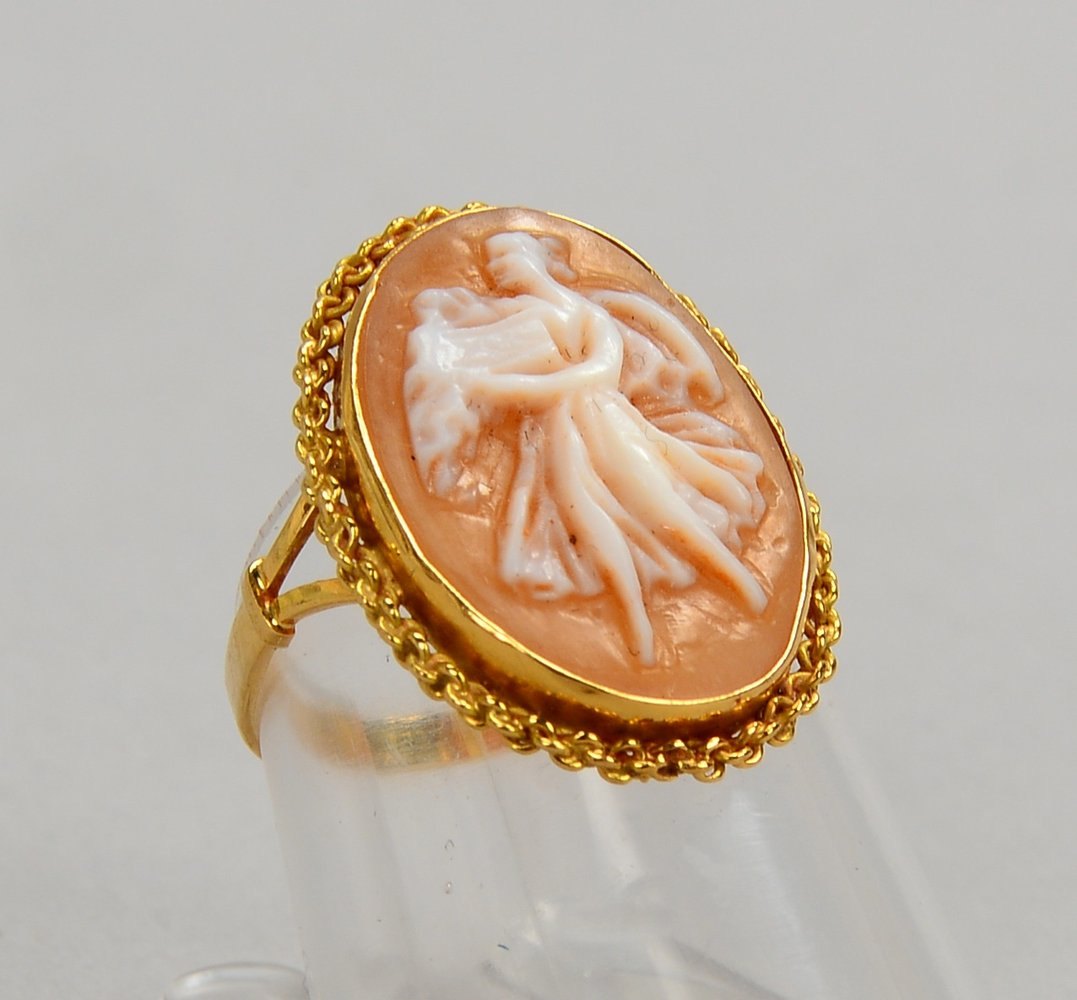 Ring, 750 GG (gest.), mit einer Muschelkamee ('Frauenportrait'); RG 52, Gew. 2,40 g