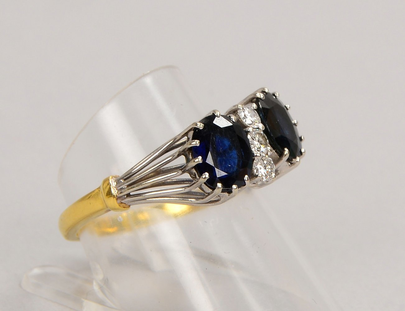 Ring, 750 GG/WG (gest.), mit 2x Saphiren und 3x kl. Brillanten; RG 59, Gew. 5 g