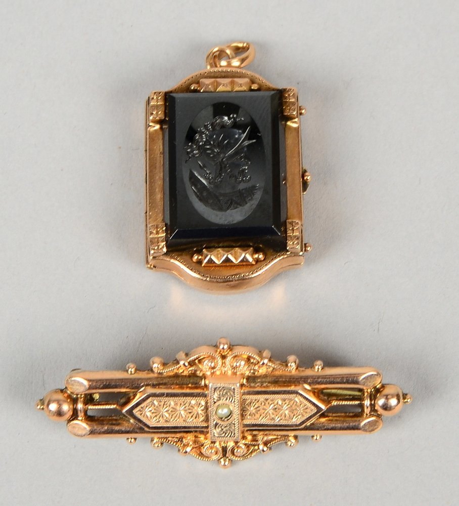 Schaumgold-Brosche und aufklappb. Anh. mit Onyx-/Hämatitbesatz, innen Einsatz