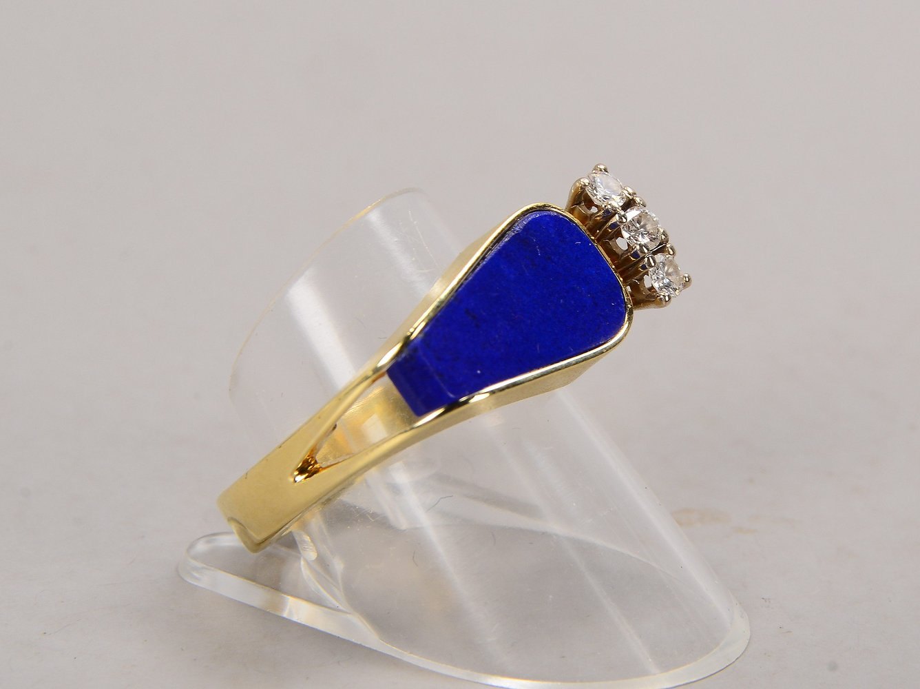 Ring (Goldschmiedeanf.), 585 WG (gepr.), Lapislazuli, mit Entourage aus 3x kl. Brill.