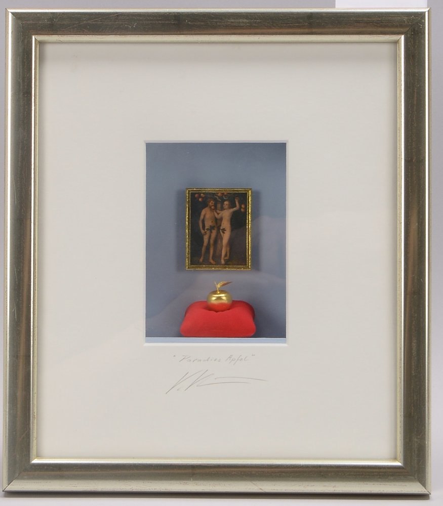 Kühn, Volker, 'Paradiesapfel', 3D-Objektkasten, sign./bet.; Maße 29 x 26 cm