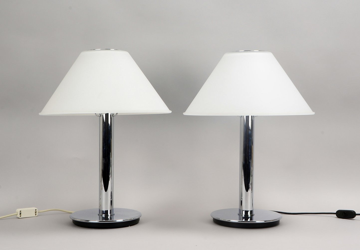 Glashütte Limburg, Paar Lampen, verchr. Korpus/matt. Glasschirm ('E27'), auf Sockel