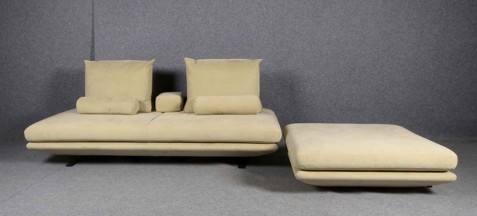 Ligne Roset, Sofa/2-sitzer, beigef. Alcantara-Bezug, Entw. Chr. Weber; mit Fußhocker