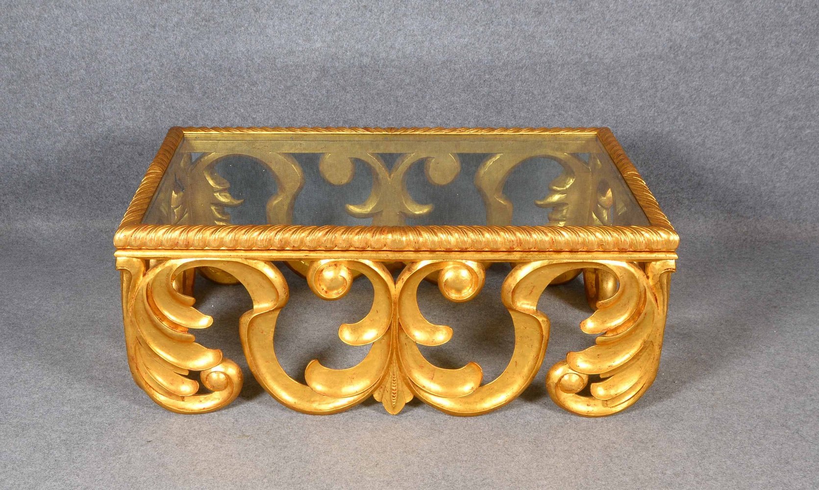 Chr. Guy, Couchtisch, ornament. barockes Holzgestell/verg., mit Glasplatte