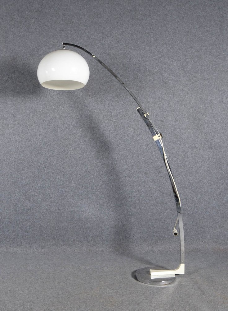Bogenlampe, verchromtes Metall/Plexiglas, höhenverstellbar; Höhe 150 - max. 190 cm