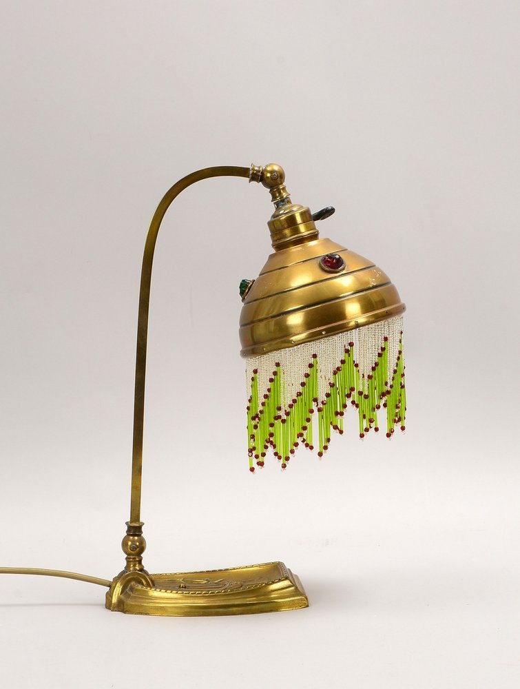 Tischlampe (Jugendstil), Messing/Glas, Schirm mit Behang aus farb. Glasperlen/Stäben