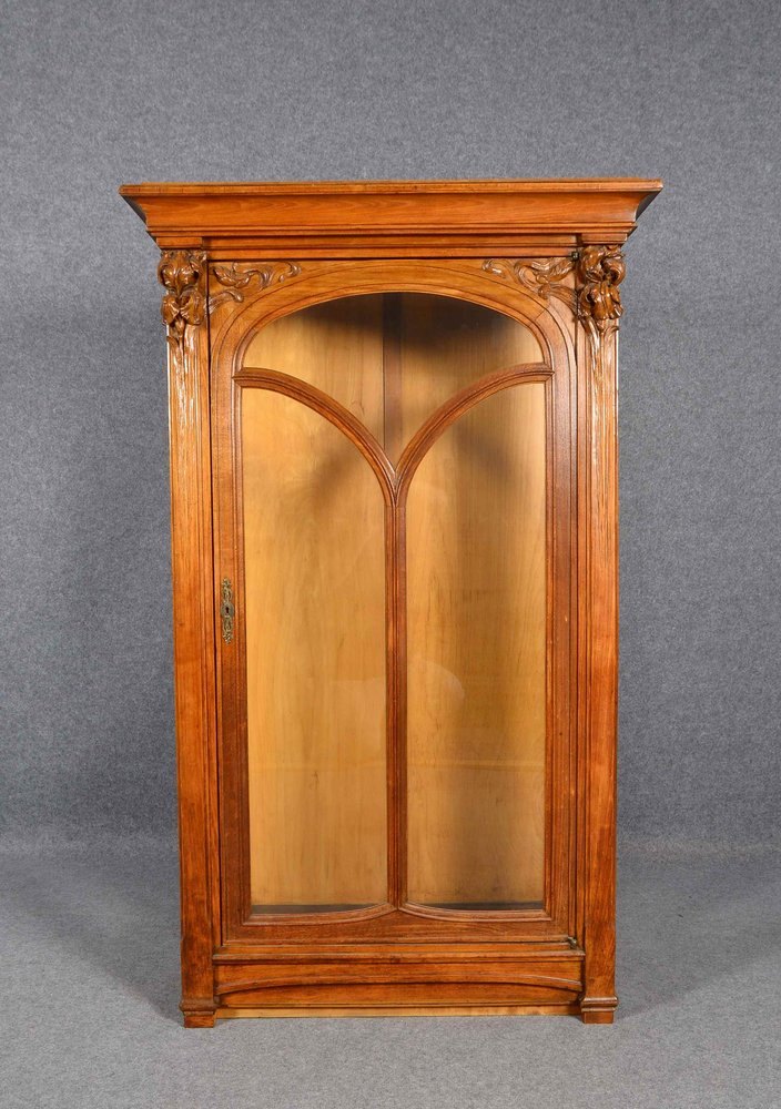 Vitrine, Nussbaum, flor. Schnitzerei, 3-seitig verglast, mit 3x Glas-Innenböden; Höhe 165 cm