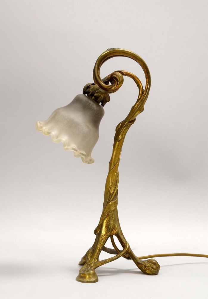 Tischlampe (um 1900/1920), 1-fl., massiver Bronzefuß, Schirm matt. Glas/mit Wellenrand