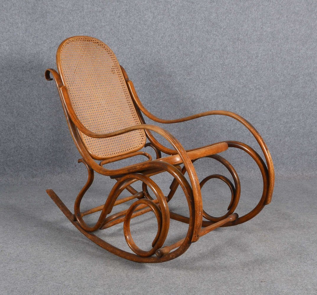 Thonet, Schaukelstuhl (um 1900), Bugholz mit 'Wiener Geflecht', Holz gestanzt