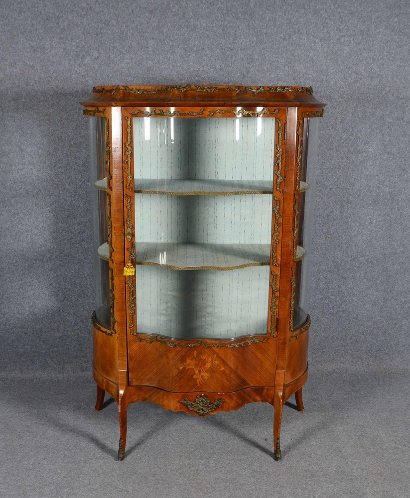 Vitrine, Holz furniert, 3-seitig verglast/gebogen, innen mit Samt ausgekleidet, 2x Appl.