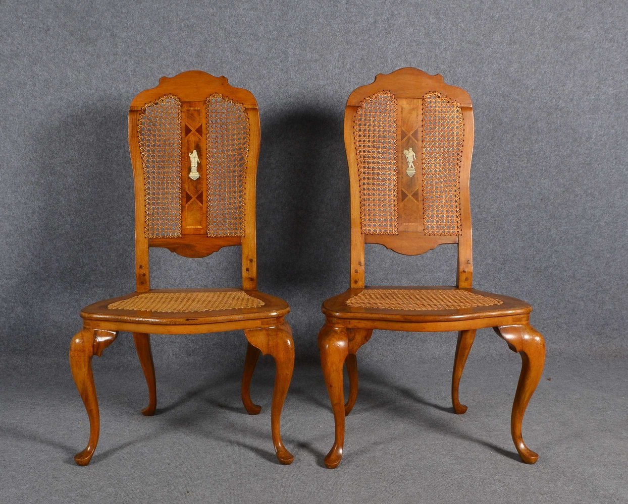 2 Stühle (Stilmöbel), Einlegearb./verschiedenf. Hölzer, Rattangeflecht; Lehnh. 114 cm