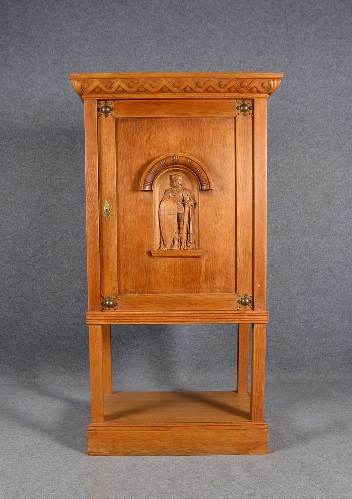 Schrank, Eiche, 1-tür./Schnitzw., mit Einlegeboden, Messingbeschl., 4x Beine/Podest
