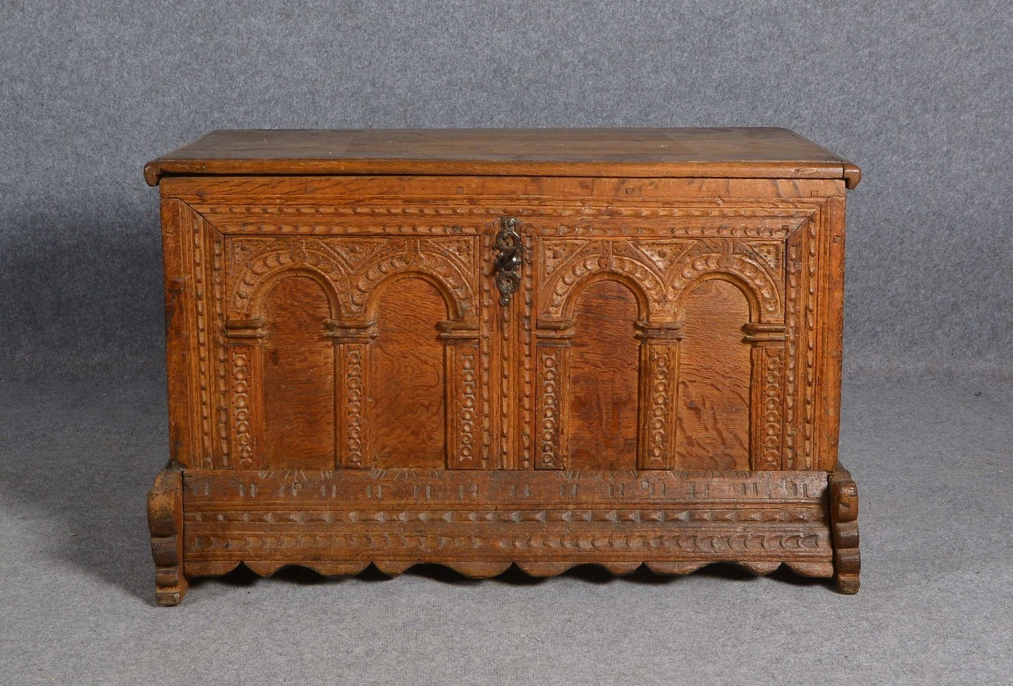 Kl. Flachdeckeltruhe, Eiche, Rundbogen-Schnitzerei, auf Kufenfüßen, mit altem Eisenschloss