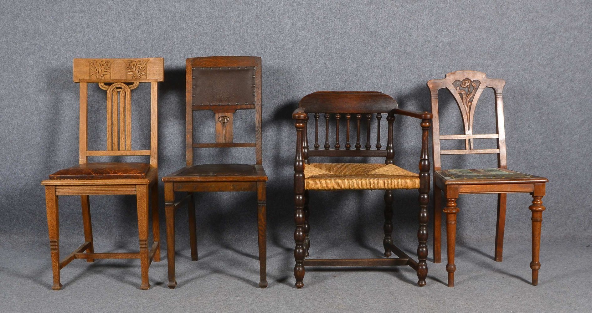 4 alte Stühle: 2x Eiche, mit Ledersitz/Binsensitz, 2x mit Jugendstil-Dekor