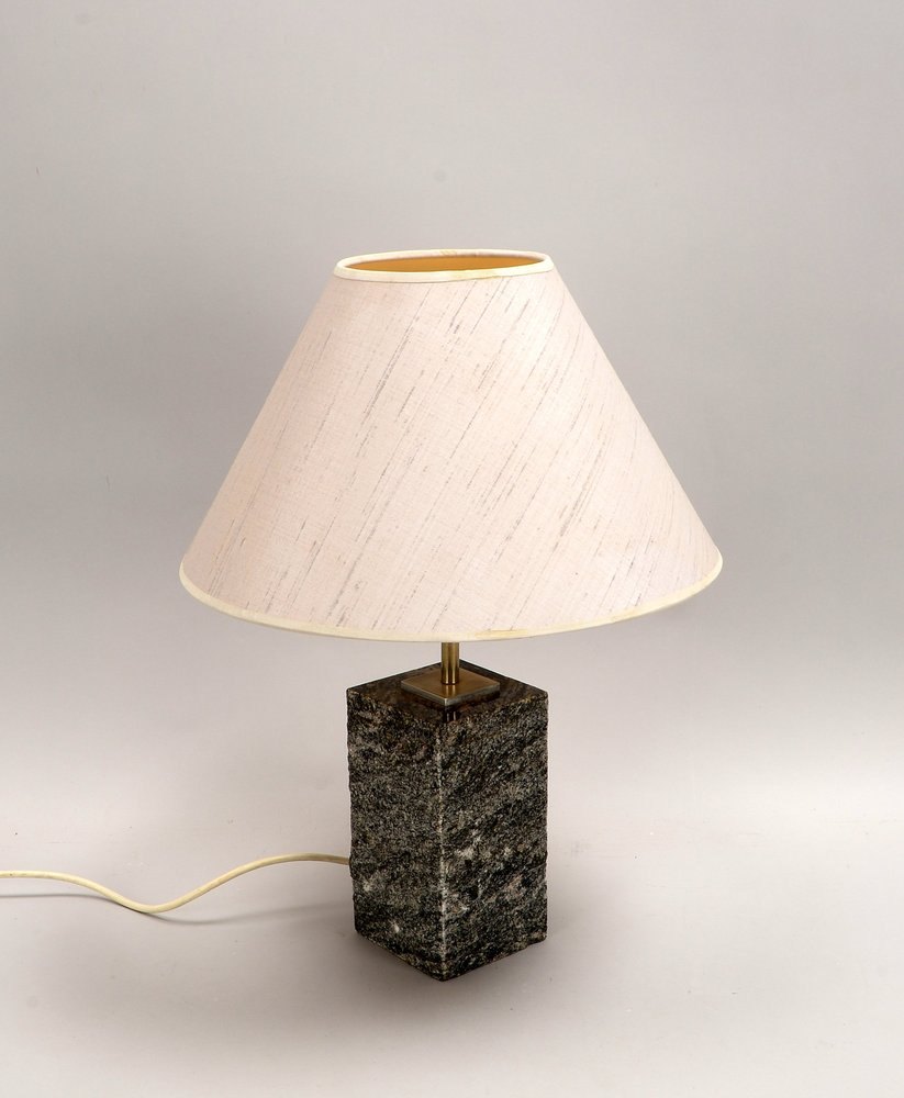 Tischlampe, 1-fl., Granitsockel/teils pol., Schirm grau gespr. Wildseide; Höhe 49 cm