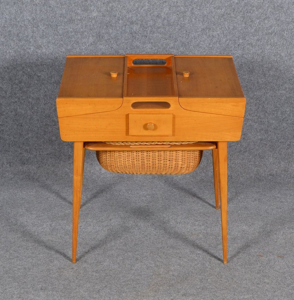 Nähtisch (um 1960), dän. Design, Kirsche massiv, mit herausnehmbarem Korb