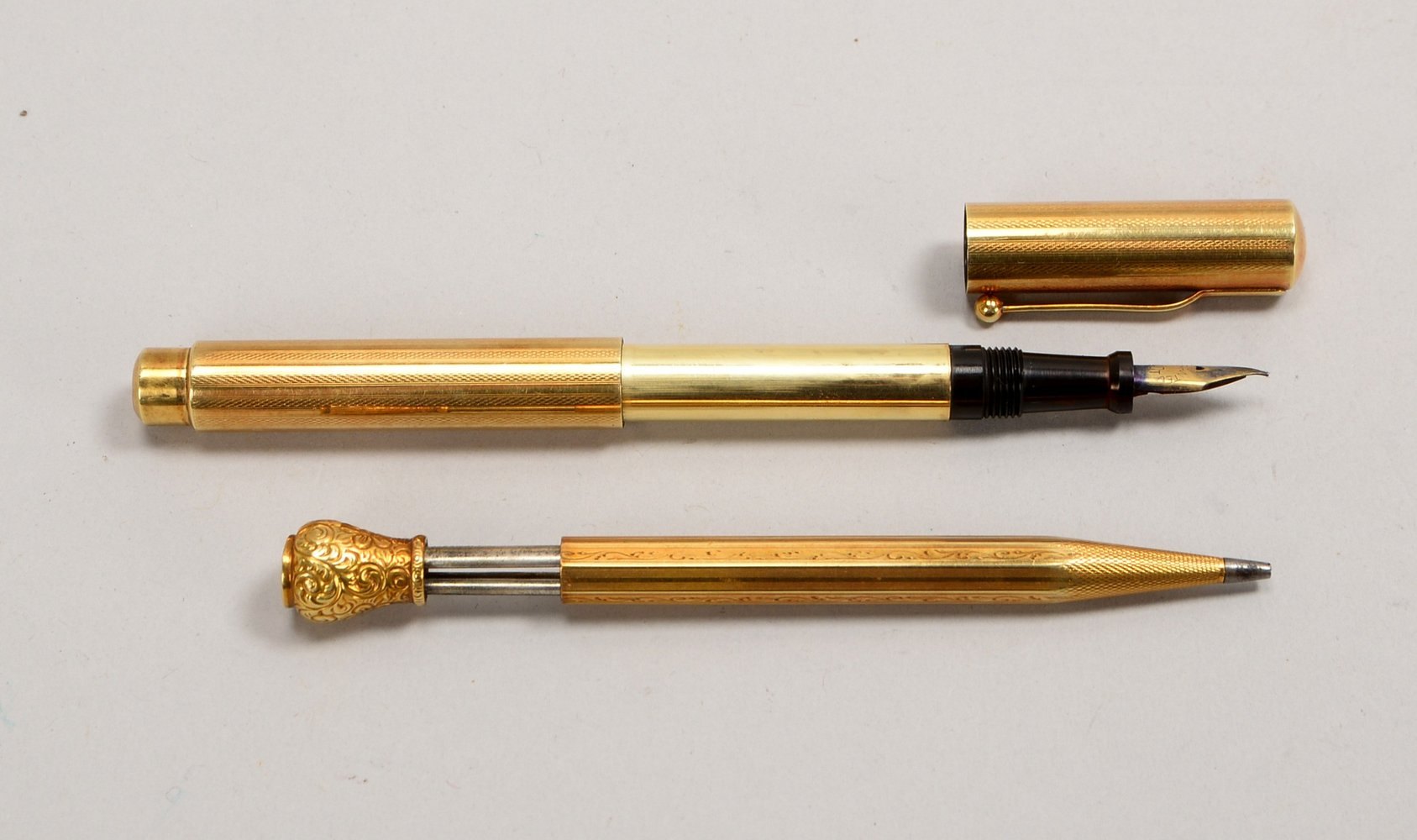 2 Sammler-Schreibgeräte, 585 GG-Gehäuse: 1 Federhalter/14 kt Goldf., und 1 Bleistift