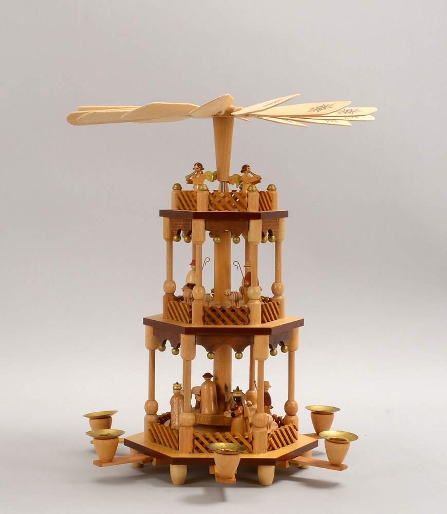 Erzgebirge-'Weihnachtspyramide', 3-stöckig, filigrane Handarbeit; Höhe 40 cm