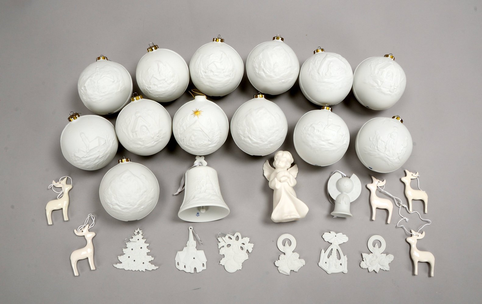 Unterweißbach, Weihnachtsdekor., Biskuitporz.: 13x Kugeln, 2x Glocken, u.a.