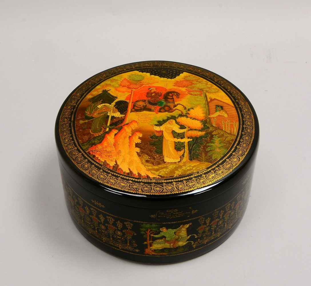 Lackdose (Russland), runde Form, feine Lupenmalerei, sign. 'Scharapow'(?); Ø 20 cm