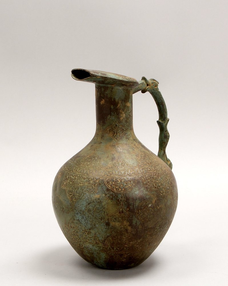 Schenkkrug (Persien/islam.), Bronze, ornamental zisel., mit figürl. Henkel; Höhe 23 cm