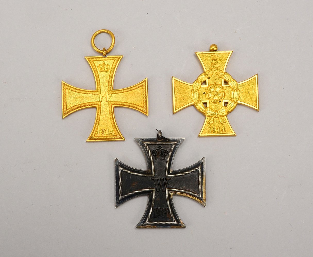 3x Abzeichen: 1x 'Eisernes Kreuz II. Kl.', und 2x 'Kriegsverdienstkreuz II. Kl.'