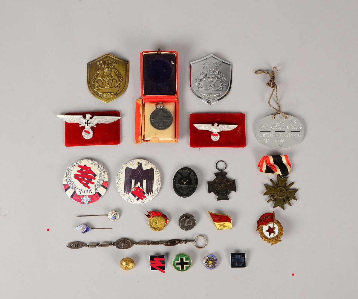 'Mützenadler', Verdienstkreuz, 'Friedr.-Aug.-Kreuz', und 'St.kp.Füs.Ers.Btl. 39'-Marke