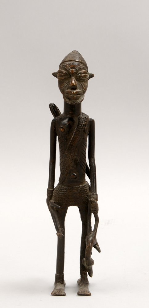 Bronzeskulptur (Benin), 'Jäger mit Beute'; Höhe 26,5 cm