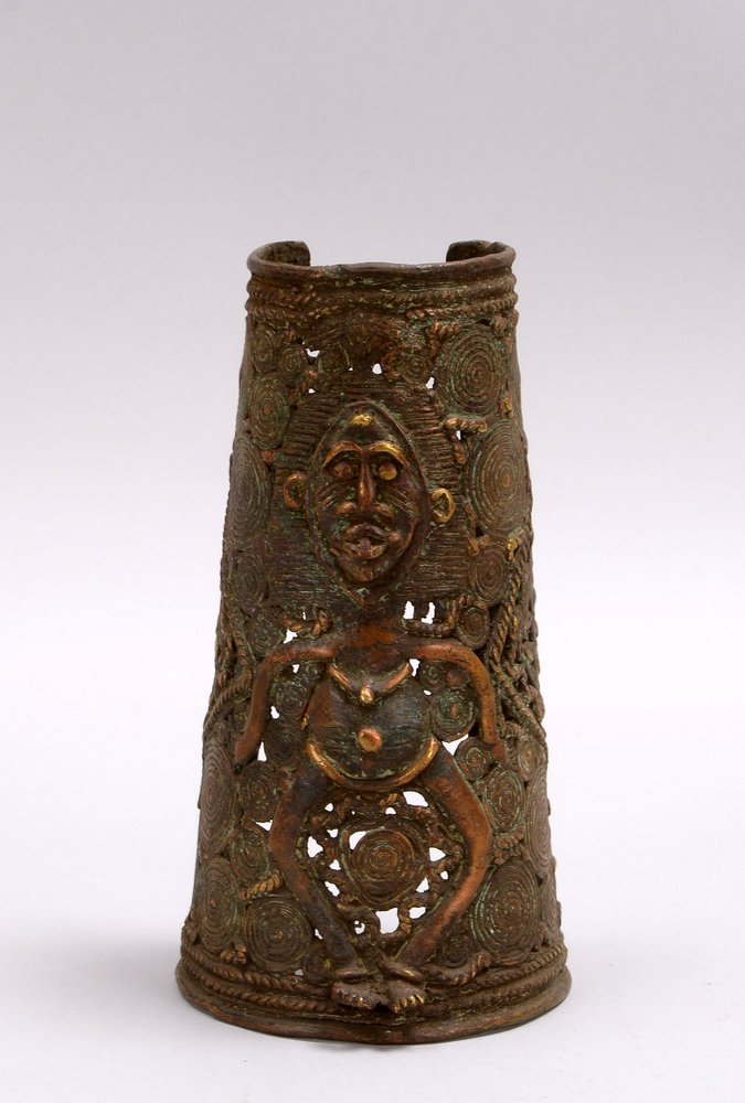 Armreif (Benin), Bronze, figürl./kreisf. reliefiert, teils durchbr. gearbeitet; Länge 19 cm