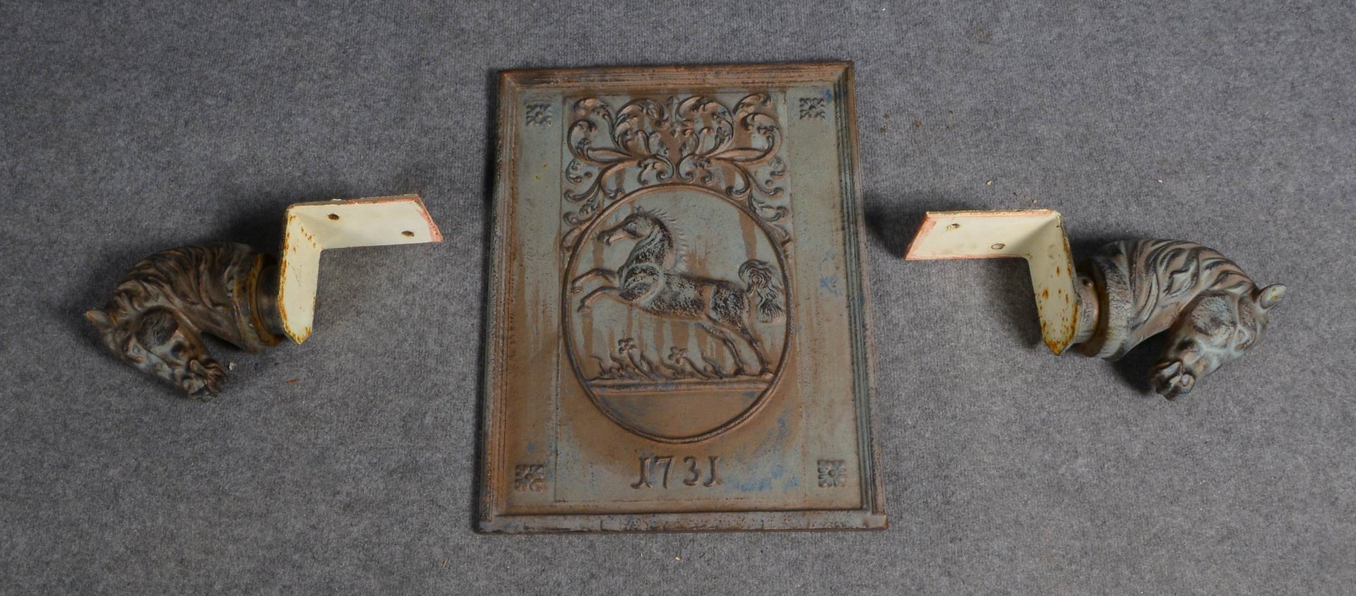 2 Tierbüsten/Wandreliefs, 'Pferdeköpfe'; und antike Ofenplatte, Eisen, mit Pferdemotiv