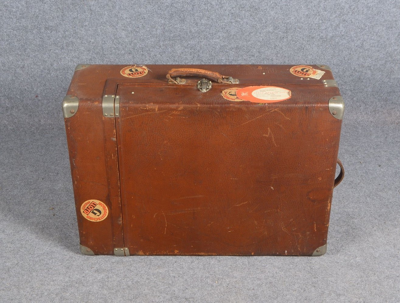 Alter Reisekoffer (Louis Knigge/Bremen), Hartschale, mit Rindsleder-Bezug