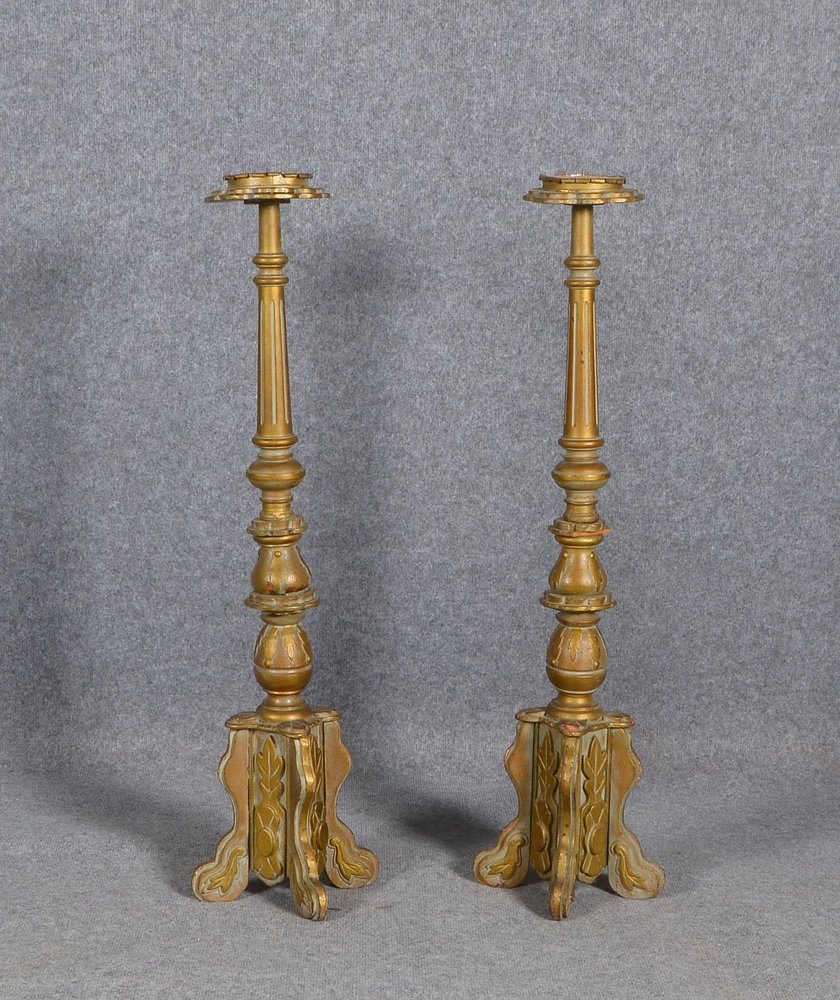 Paar Altarleuchter, Holz geschnitzt und gefasst; Höhe 94 cm (mit einzelnen Fehlst.)