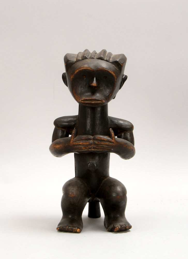 Holzskulptur (Afrika), 'Hockende männliche Figur'; Höhe 30 cm