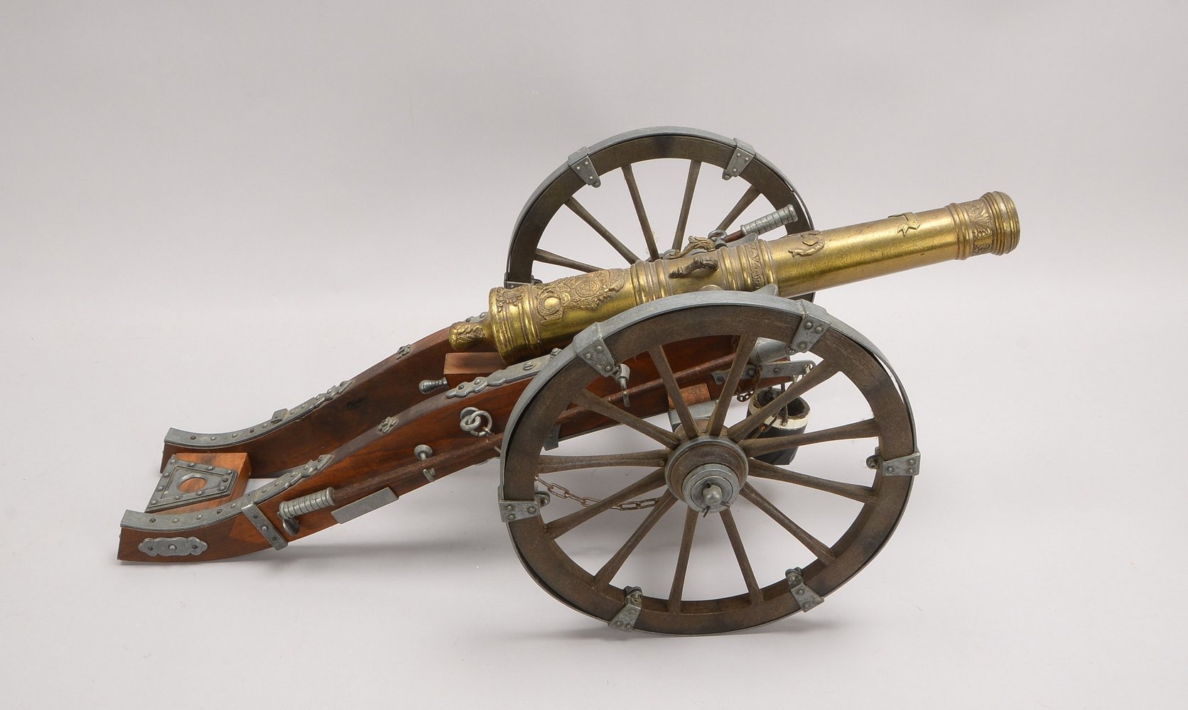 Bronze-Kanone (Reprod. frz. Kanone 'Louis XIV'), auf Holzlafette/mit Beschlägen