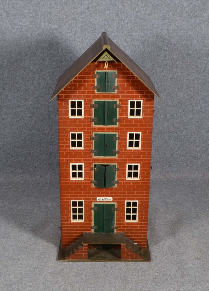 Mod.-Speicherhaus, Holz farbig gef., 2x seitl. Türen, 5-stöckig/Front mit Fenstern und Türen