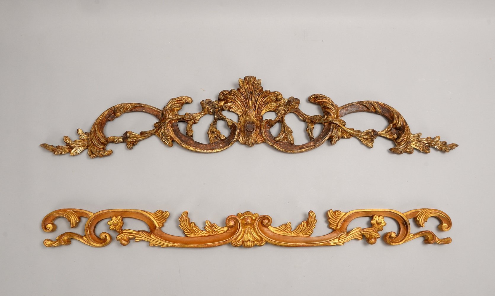 2 Supraporten, antik, holzgeschnitzt/vergoldet; 1x Länge 106 cm/1x Länge 99 cm