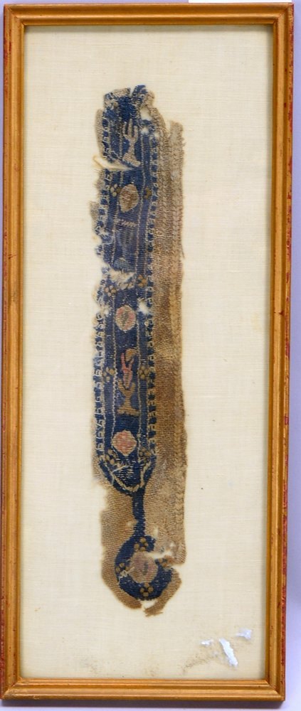 Antike Textilie (Teil eines Priestergewandes - unbestimmt), hinter Glas gerahmt