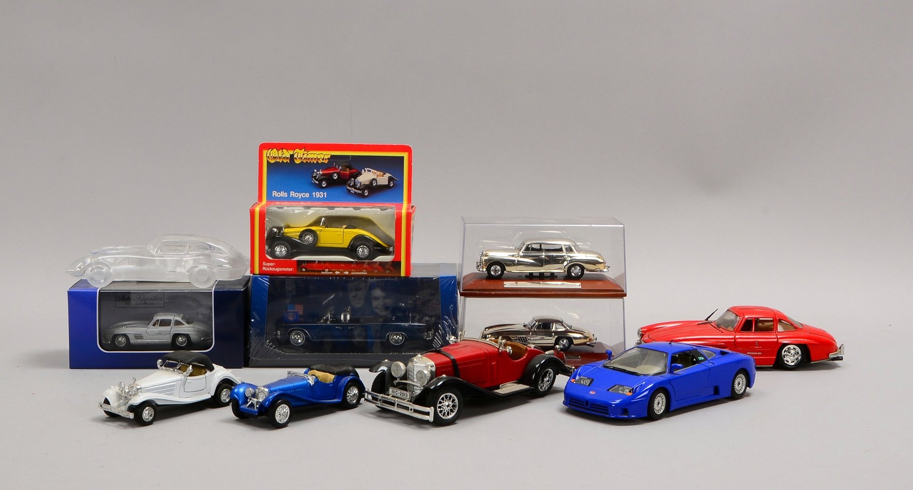 Modellautos: 3x Maßstab '1:24', 7x Maßstab ca. '1:43'; dazu 1x Glasfigur, 'Jaguar E'