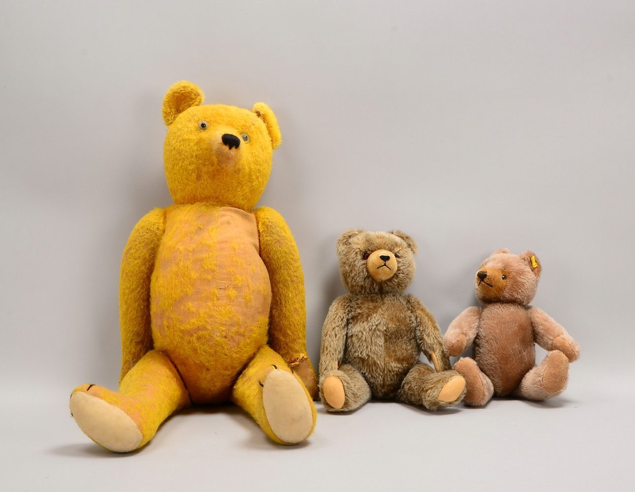 3 Sammler-Teddybären: 1x Steiff, Höhe 78 cm; und 2x Hermann, Höhe 40 cm/33 cm