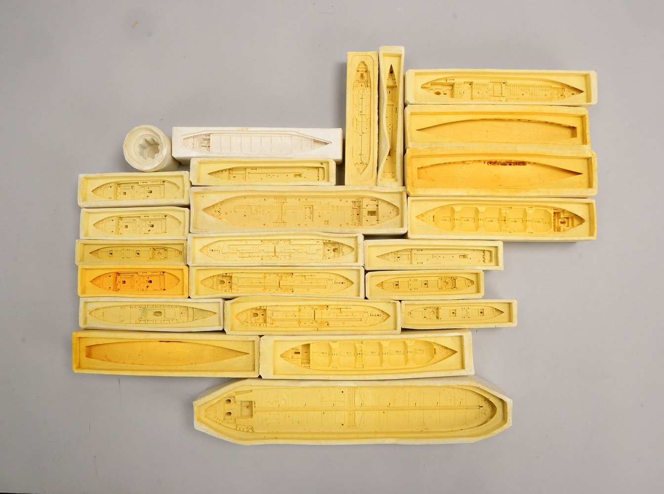 Kleine Sammlung Modellschiff-Formen, Kunststoff, Maßstab '1: 1.250', 26 Stück