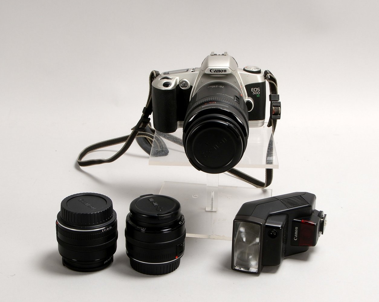 Sammler-Kamera, Canon 'EOS 500', mit 3x Objektiven, mit Blitz, in Tasche